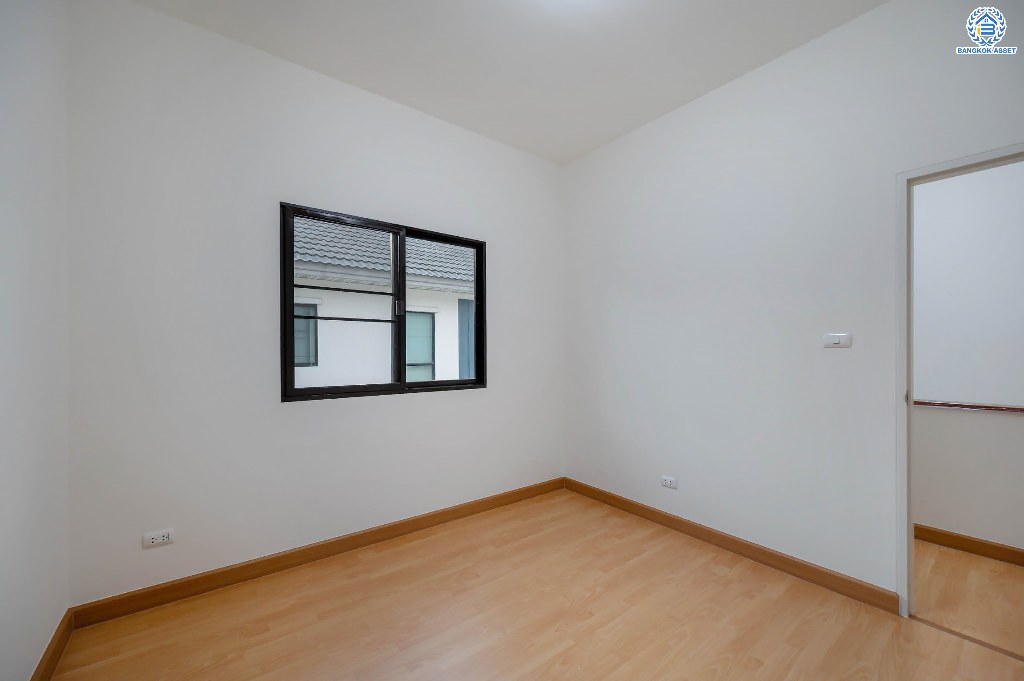 บ้านมือสองตกแต่งใหม่ โครงการ โมดิวิลล่า บางบัวทอง บ้านแฝดสไตล์โมเดิร์น เนื้อที่ 41.2 ตร.ว. ฟังก์ชัน 3 ห้องนอน 2 ห้องน้ำ จอดรถได้ 2 คัน พร้อมอยู่ บนทำเลติดถนนกาญจนาภิเษก ใกล้เซ็นทรัลเวสต์เกต และรถไฟฟ้าสถานี "คลองบางไผ่"...